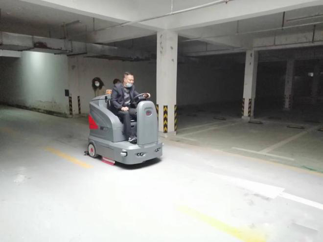 吉林小区物业保洁不用人力改用驾驶式洗地机了